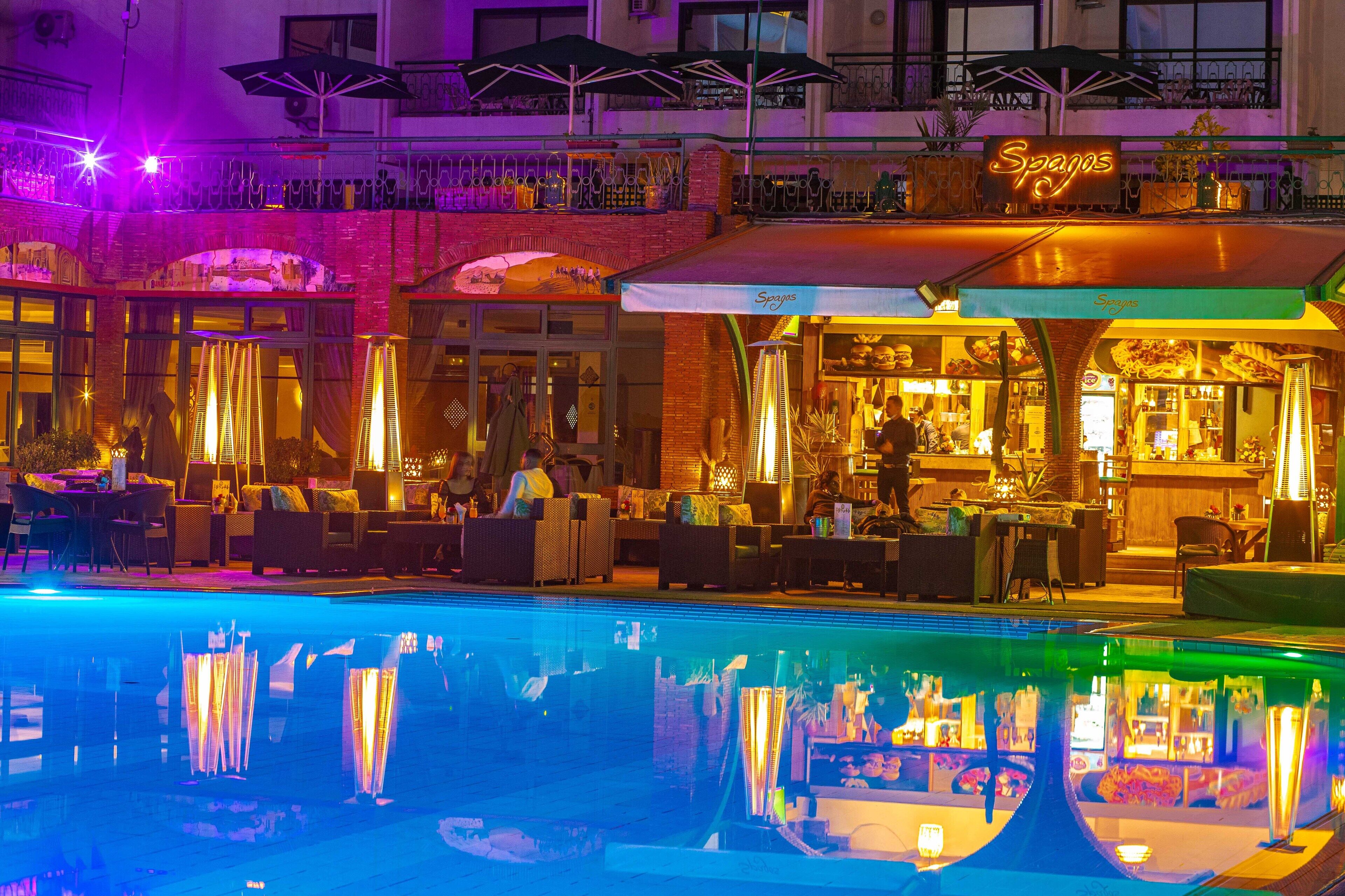 Piscine extérieure, parasols de plage