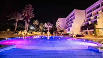 Una piscina al aire libre, sombrillas