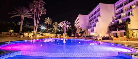 Una piscina al aire libre, sombrillas