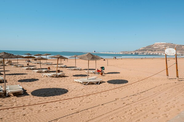 Private beach nearby, white sand, sun loungers, beach umbrellas - Hotel Argana (Agadir)