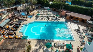 Piscine extérieure, parasols de plage