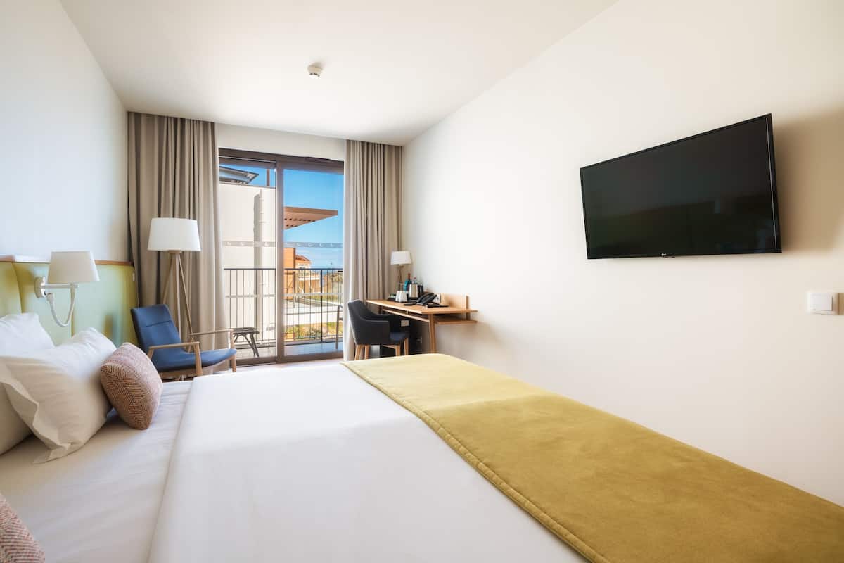 Suite | Minibar, in-room safe, desk, blackout drapes