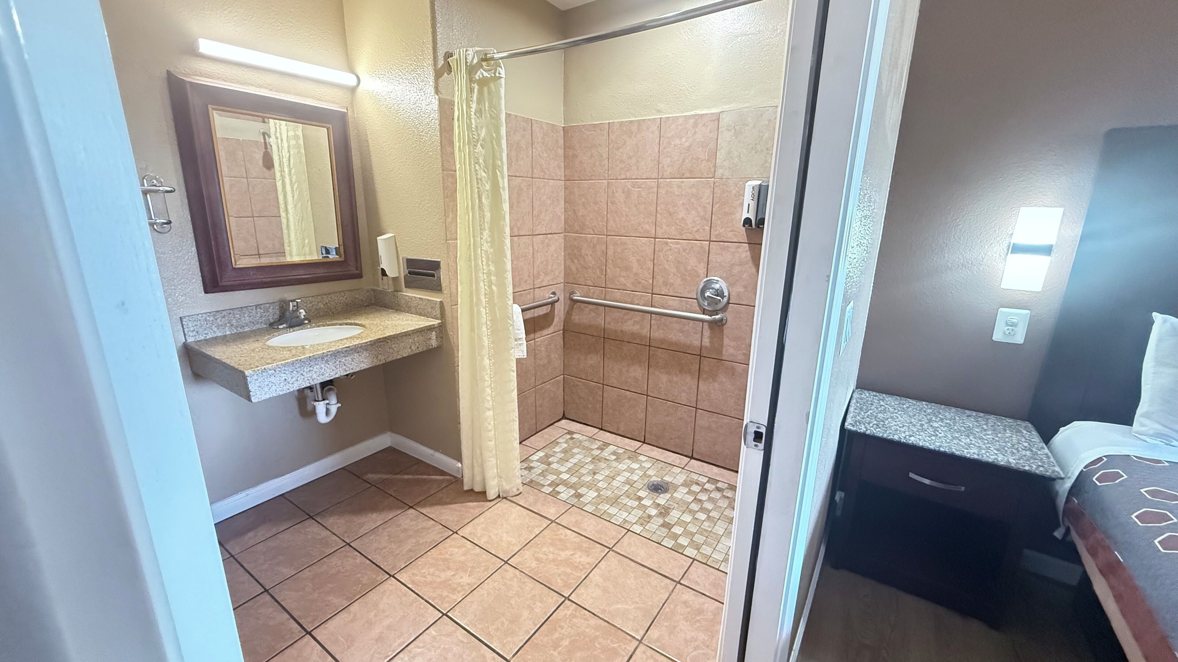 Standardzimmer, 1 King-Bett, rollstuhlgeeignete Dusche | Badezimmer | Duschwanne, kostenlose Toilettenartikel, Haartrockner, Handtücher
