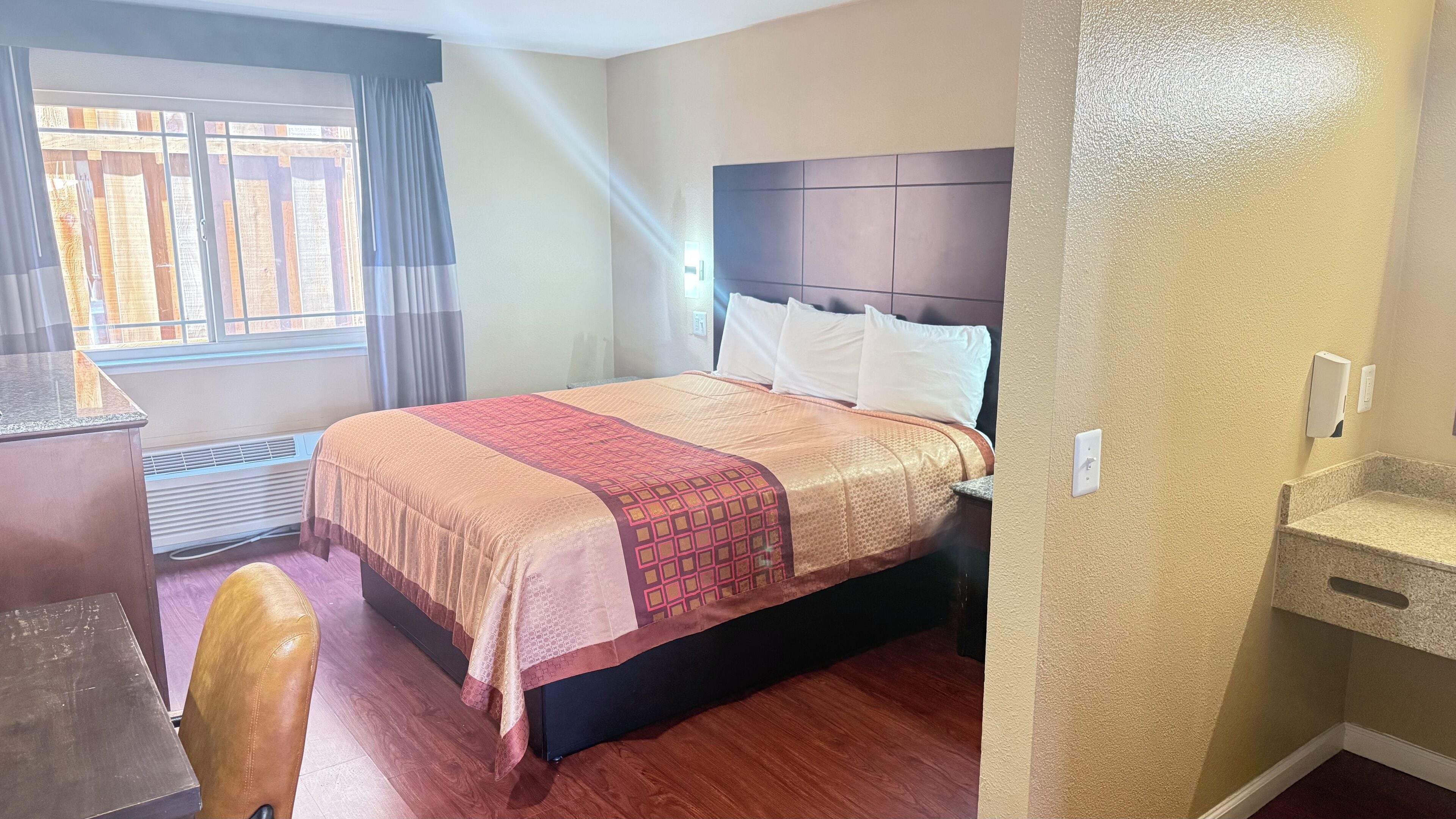 Standard Room, 1 King Bed | Desk, free WiFi, bed sheets