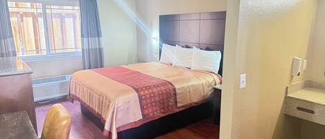 Standaard kamer, 1 kingsize bed | Een bureau, gratis wifi, beddengoed