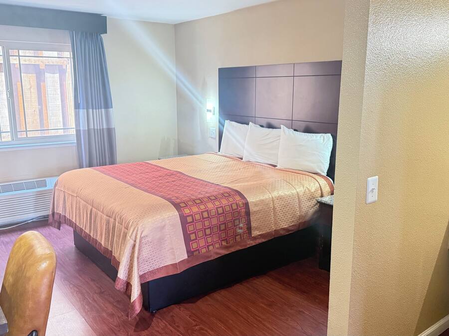 Standard Room, 1 King Bed | Desk, free WiFi, bed sheets