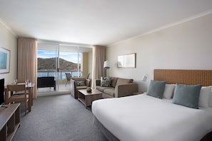 Ropa de cama de alta calidad y caja de seguridad en la habitación