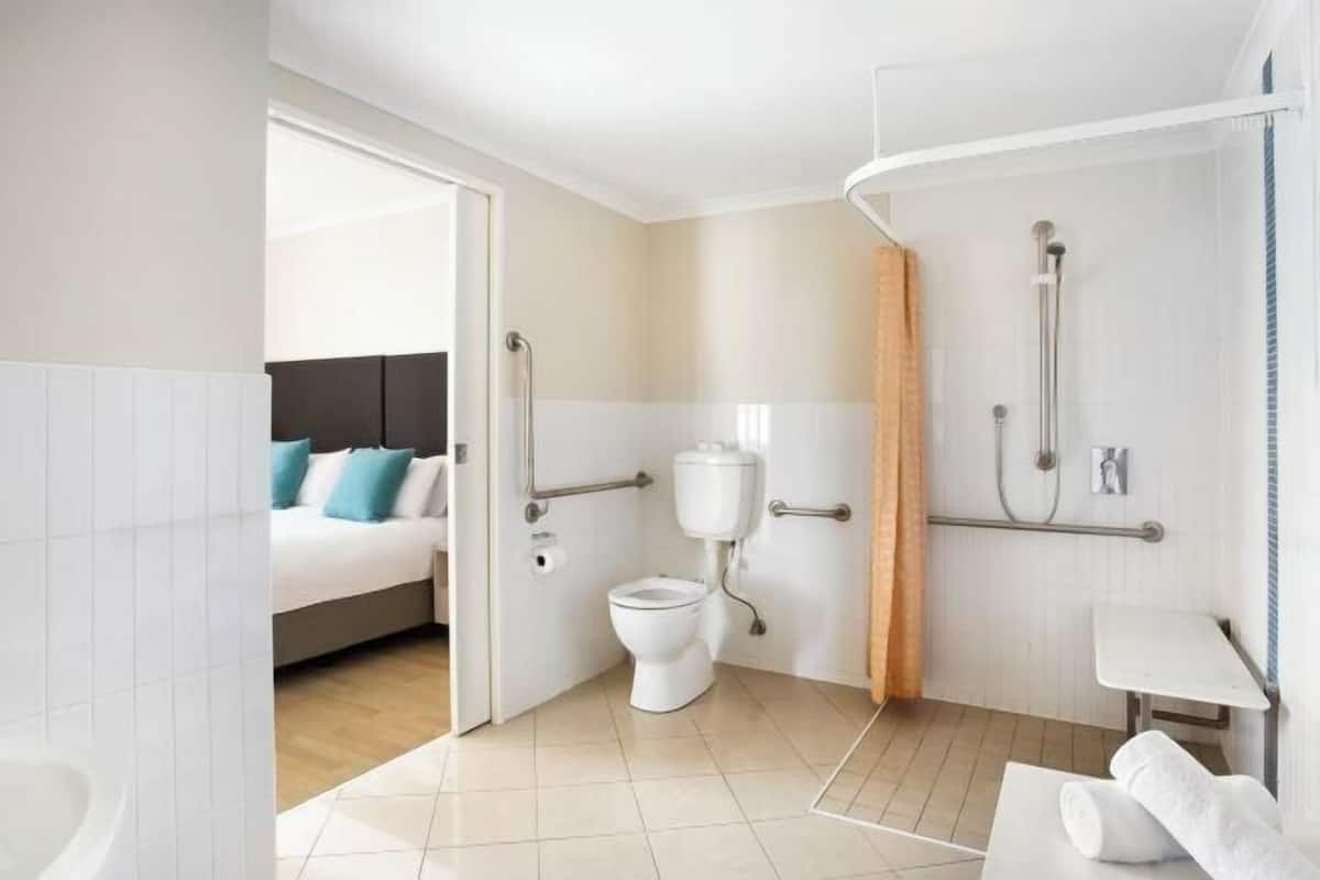 Baño | Tina con regadera, tina de hidromasaje, amenidades de baño gratuitas