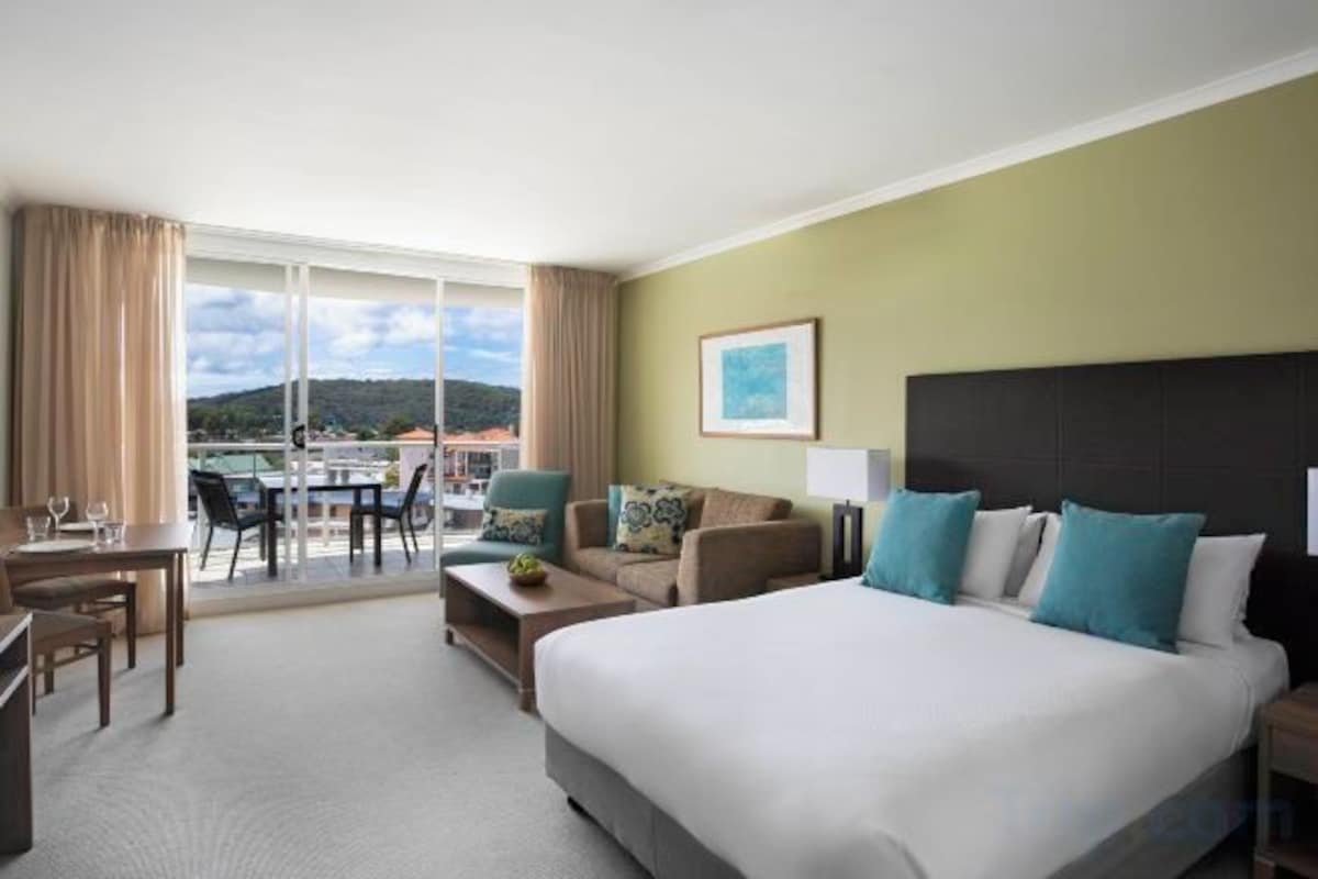 Studio Spa Suite with Town Hinterland View