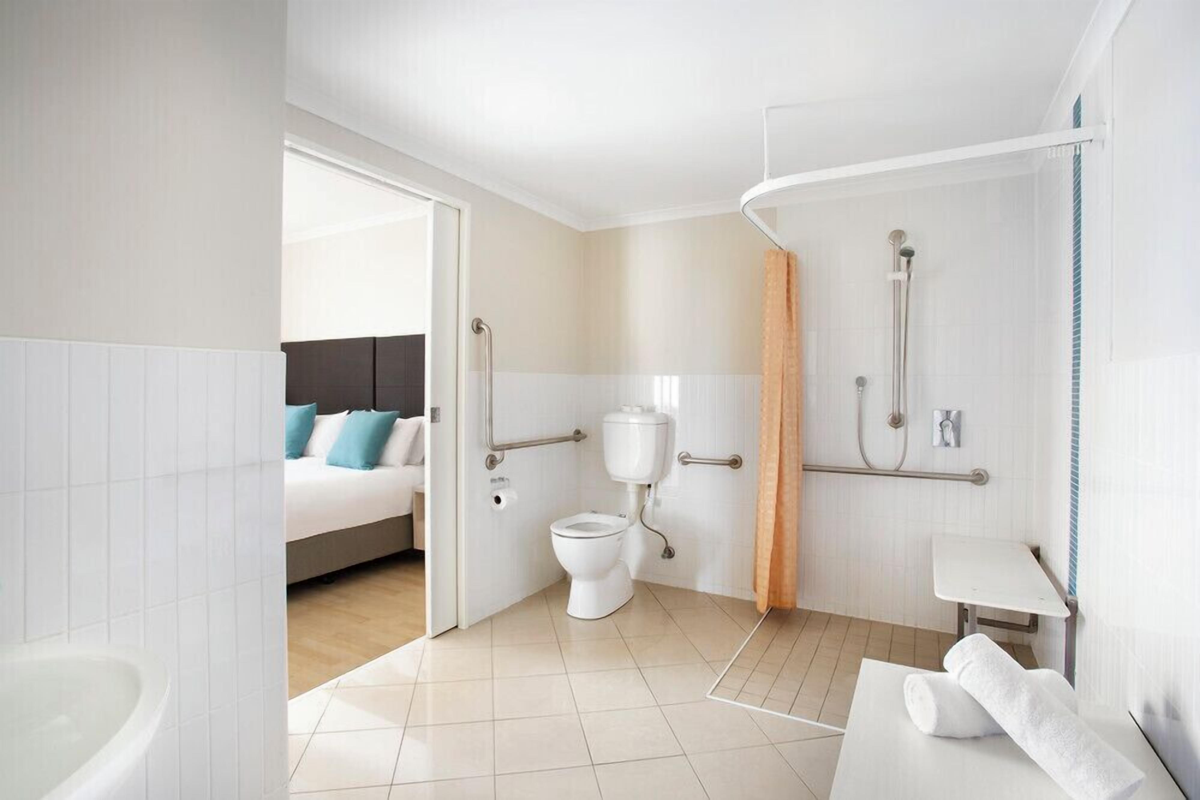 Un baño moderno con inodoro, ducha y bañera.