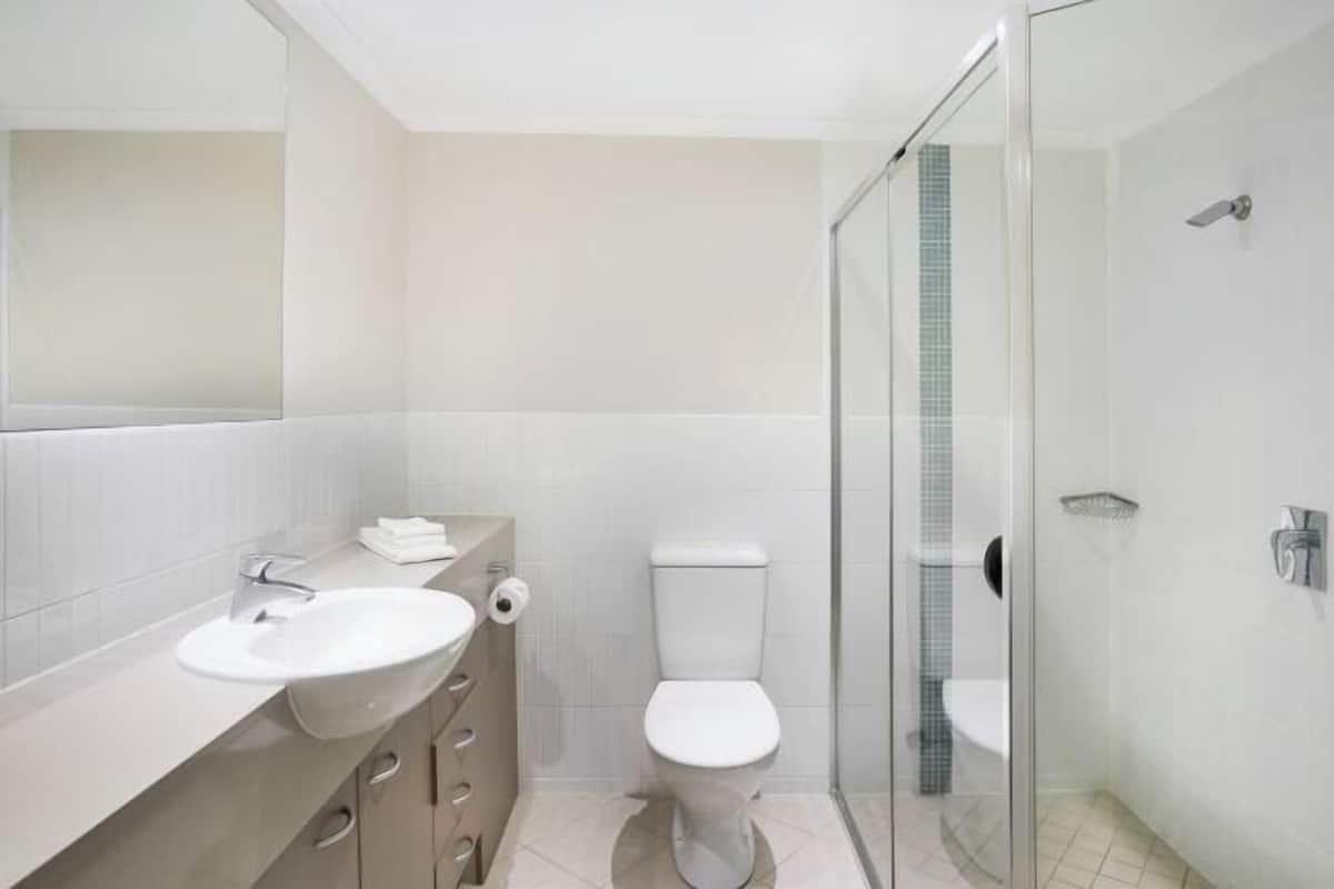 Bathroom | Combined shower/tub, jetted tub, free toiletries, hair dryer