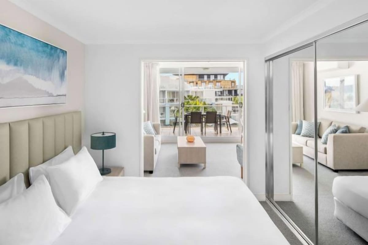 Ropa de cama de alta calidad y caja de seguridad en la habitación 