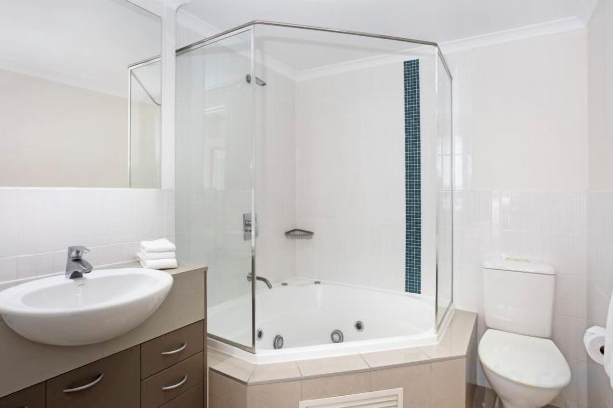Combined shower/tub, jetted tub, free toiletries, hair dryer