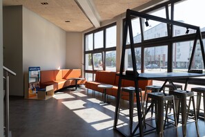 Lobby sitting area - a&o München Hackerbrücke (Munich)