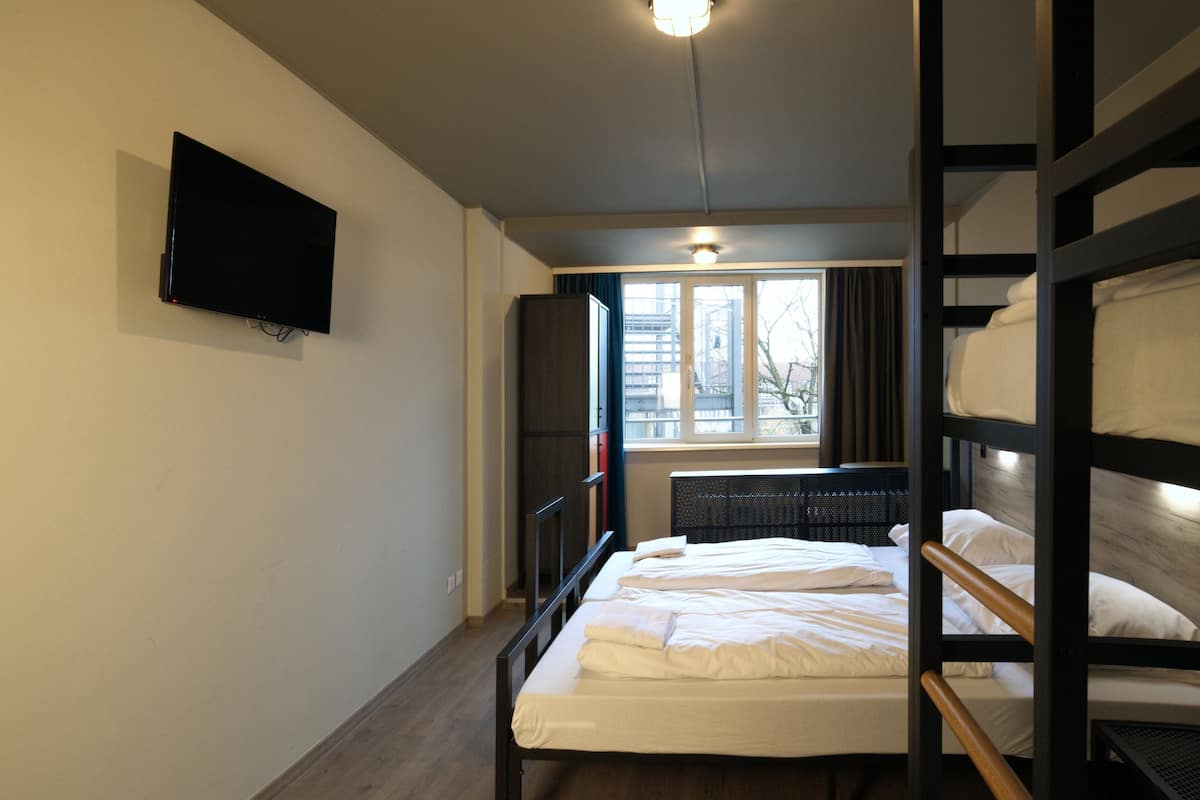 Brankas, Wi-Fi gratis, dan seprai linen
