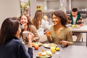 Buffet déjeuner servi tous les jours en supplément