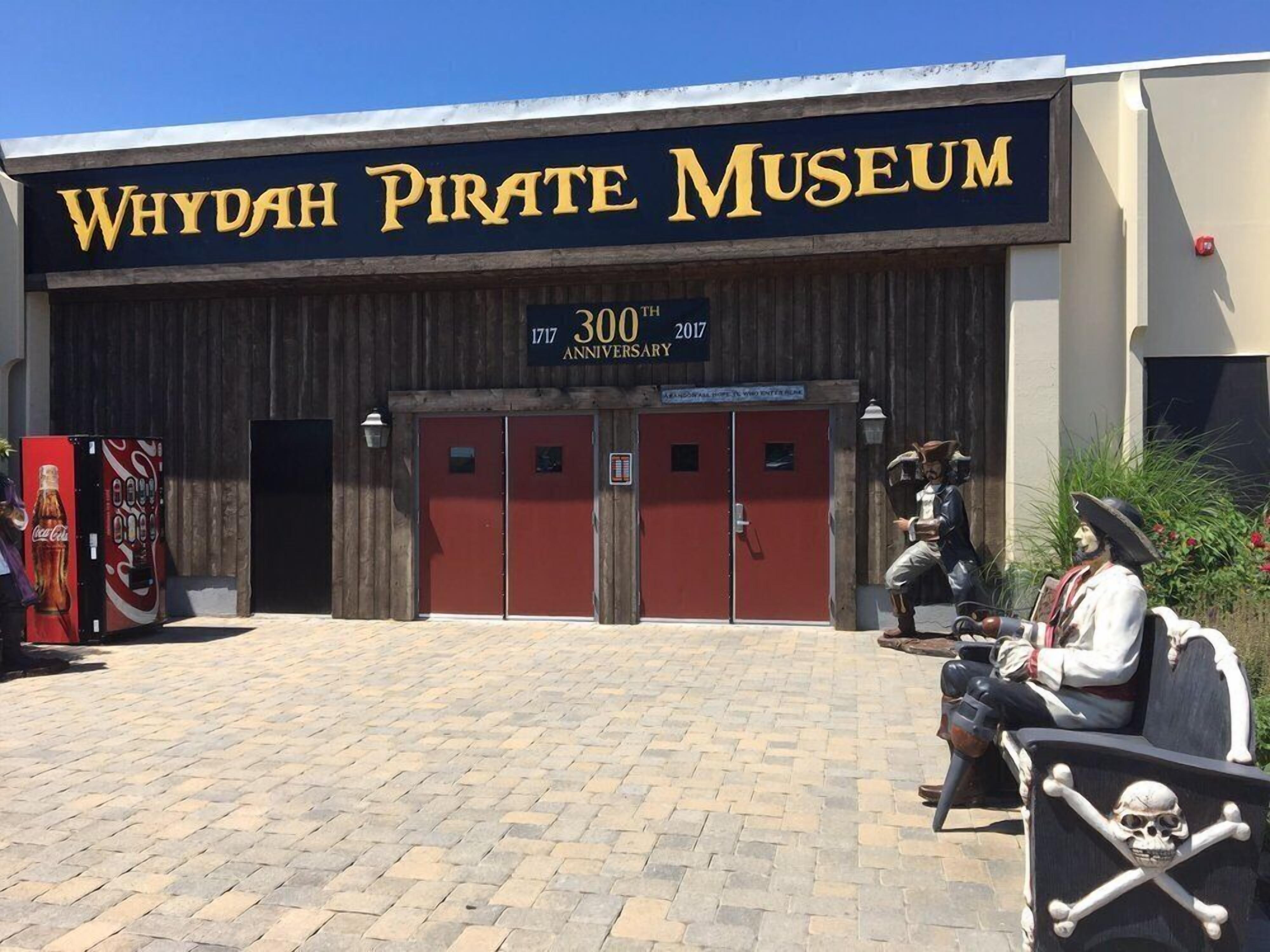 Entrada al Museo Pirata Whydah con un cartel que indica el 300 aniversario.