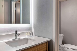 Escritorio, cortinas blackout y tabla de planchar con plancha 