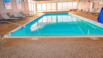 Piscine couverte, piscine extérieure, parasols de plage, chaises longues