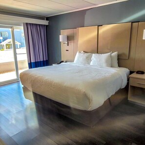 Escritorio, cortinas blackout y tabla de planchar con plancha 