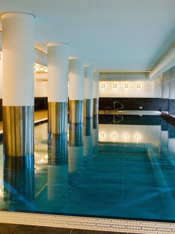 Indoor pool, sun loungers