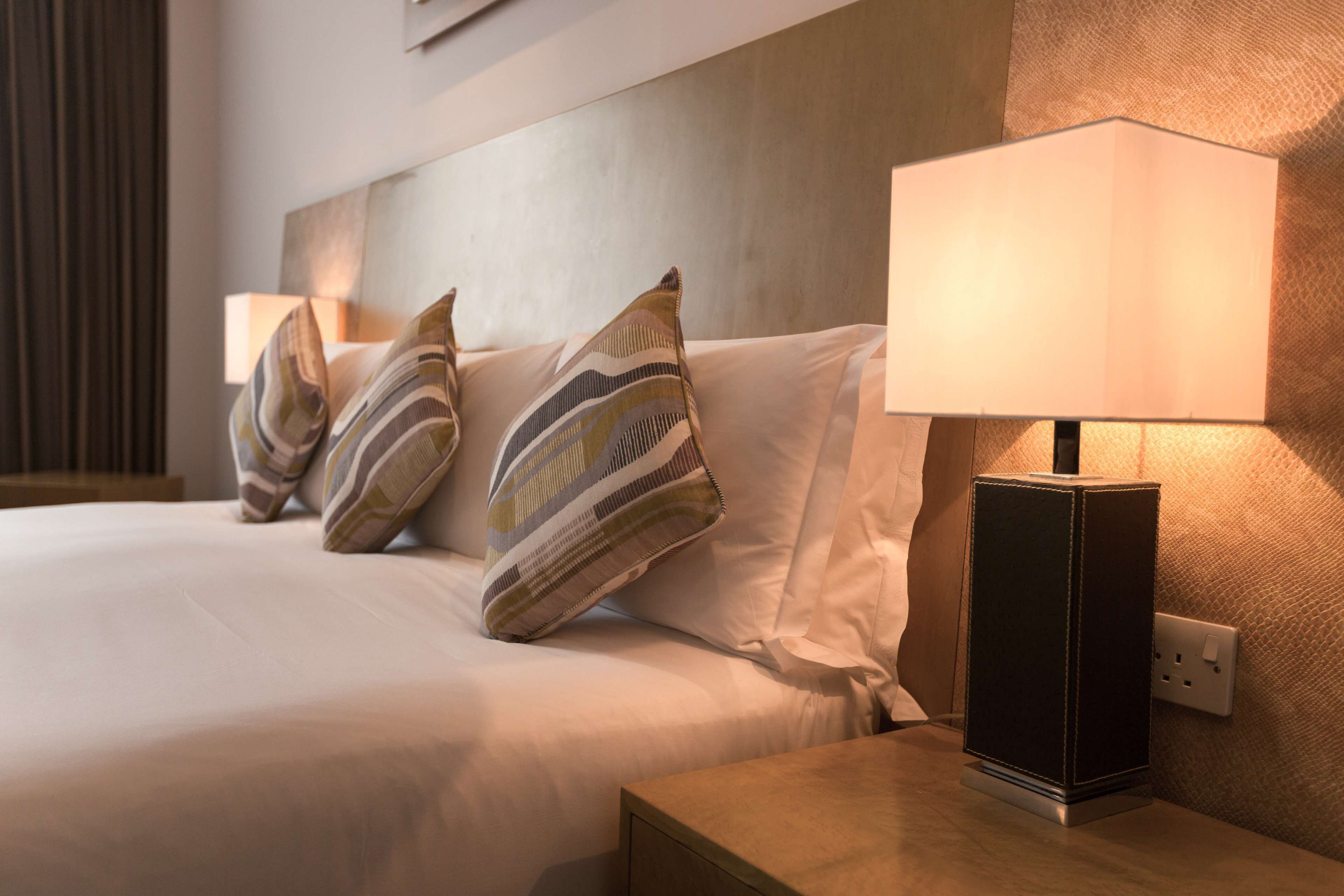 executive room, 1 king bed | in-room safe, desk, iron/ironing board, bed sheets