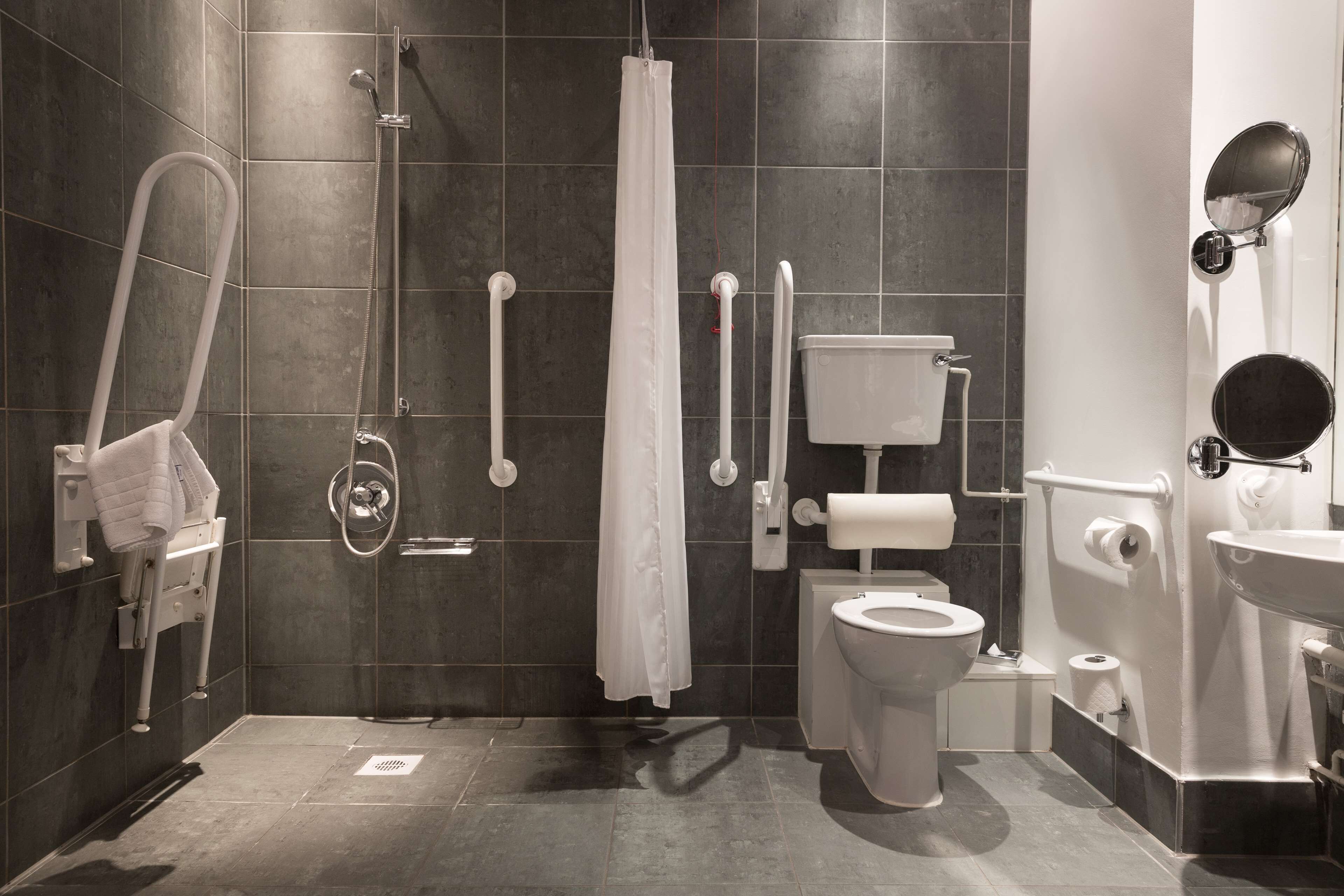 superior room | bathroom | combined shower/bathtub, free toiletries, hair dryer, towels