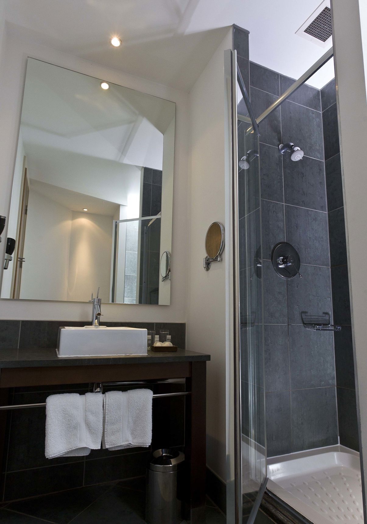 Bathroom | Combined shower/tub, free toiletries, hair dryer, towels