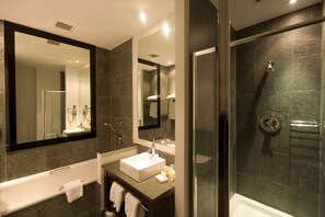 Combined shower/bathtub, free toiletries, hair dryer, towels