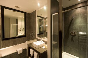 Bañera con ducha, artículos de tocador gratuitos, secador de pelo