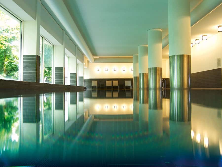 Indoor pool, sun loungers