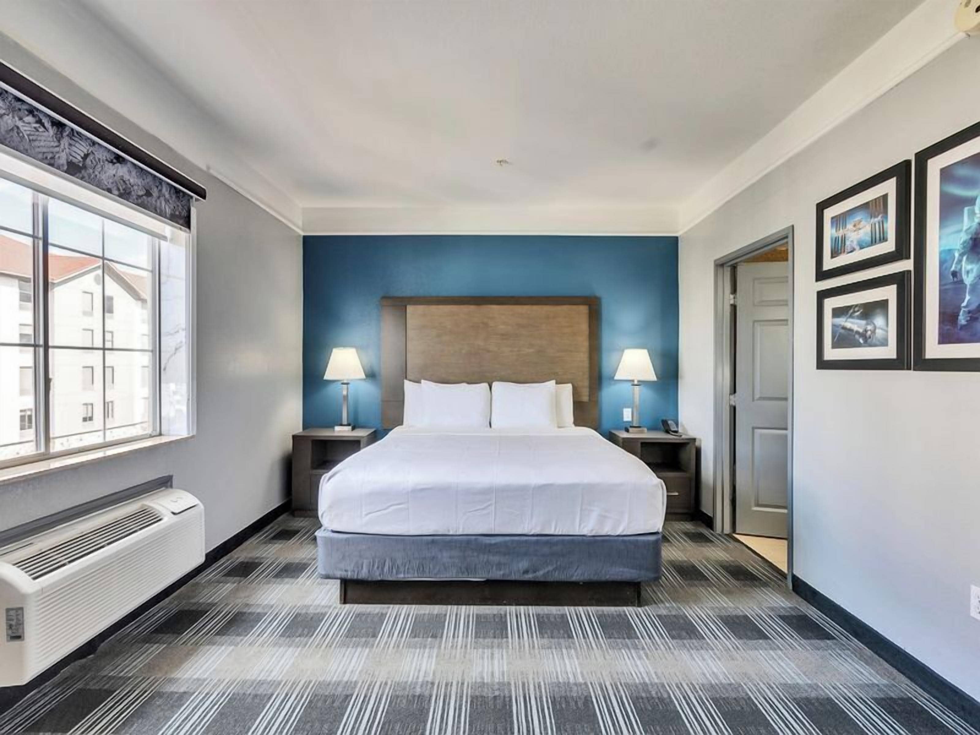 Literie de qualité supérieure, bureau, fer et planche à repasser