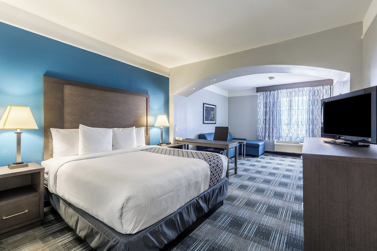 Habitación exclusiva, 1 cama King size y sofá cama, para no fumadores | Ropa de cama de alta calidad y escritorio