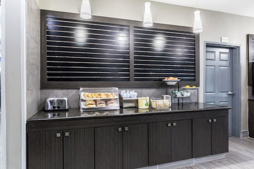 Platinum Inn & Suites Webster