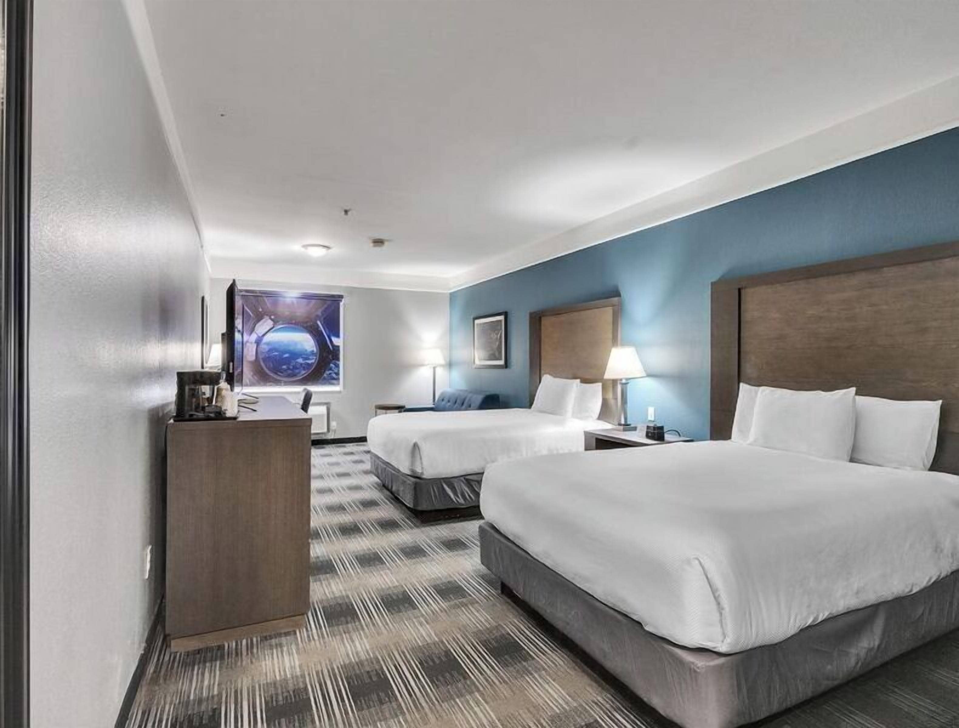 客房, 2 张大床, 浴室扶手, 无烟房 | 高档床上用品、办公桌、熨斗/熨衣板、免费 WiFi