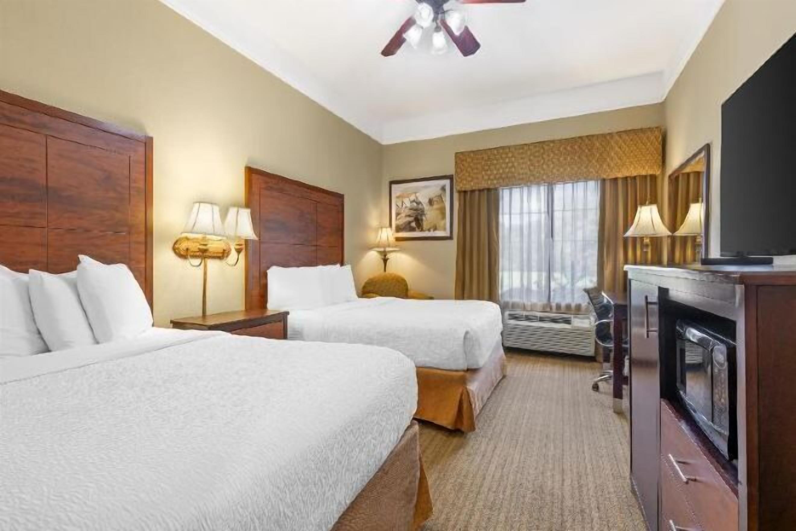 Camas com colchões pillow-top, cofres nos quartos, escrivaninha