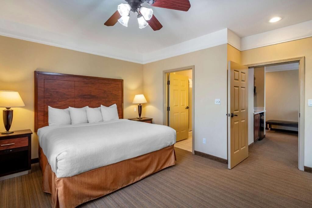 Surmatelas, coffres-forts dans les chambres, bureau