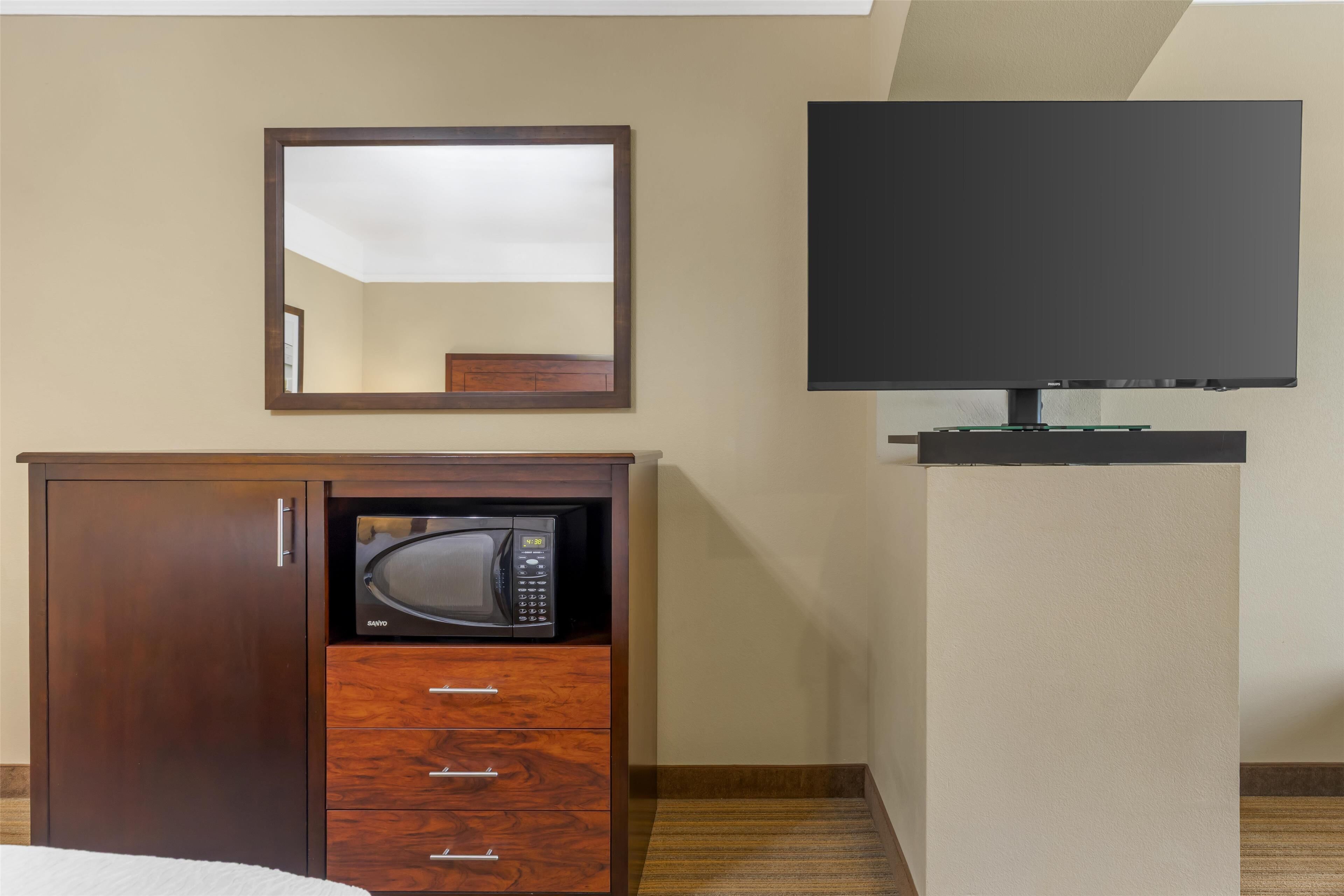 suite, 1 king bed, accessible, bathtub | 1 bedroom, pillow-top beds, in-room safe, desk