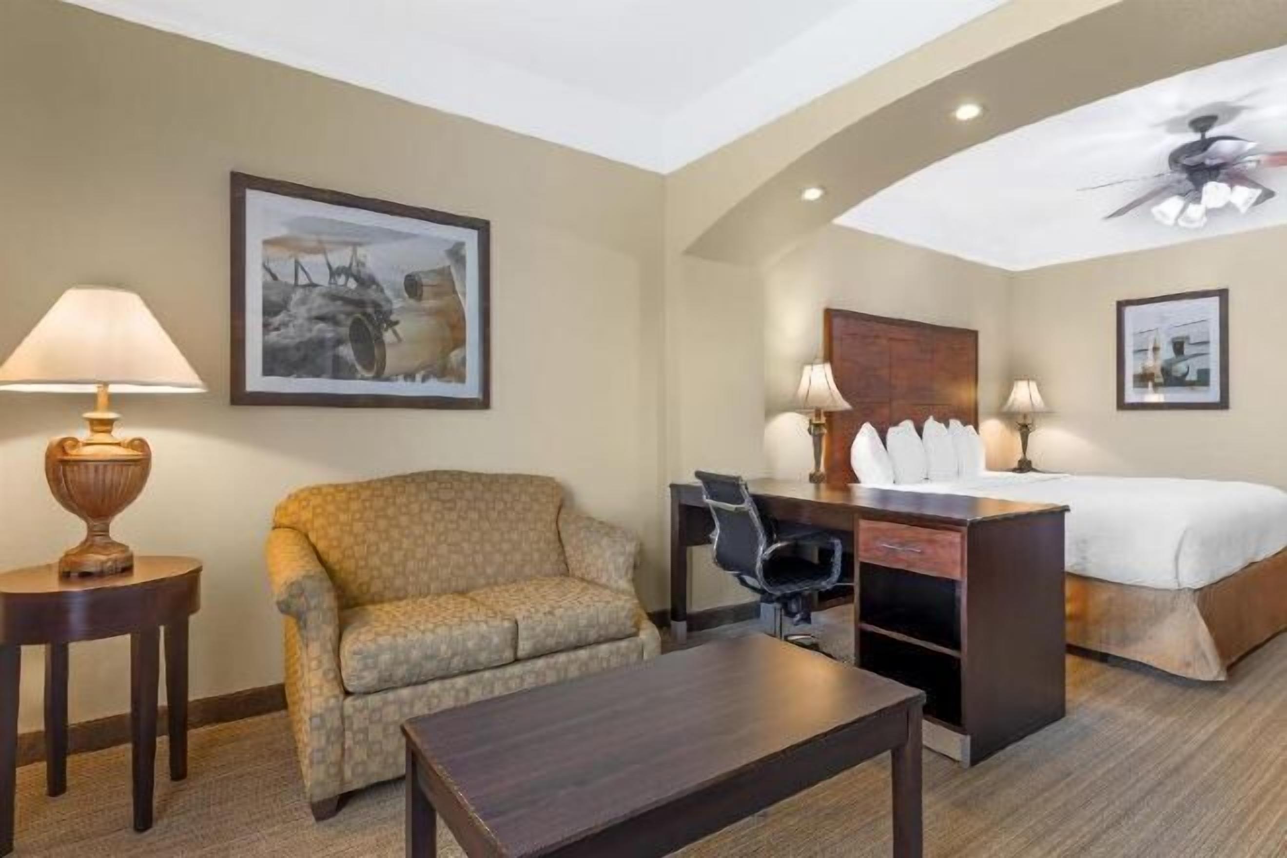 Camas com colchões pillow-top, cofres nos quartos, escrivaninha