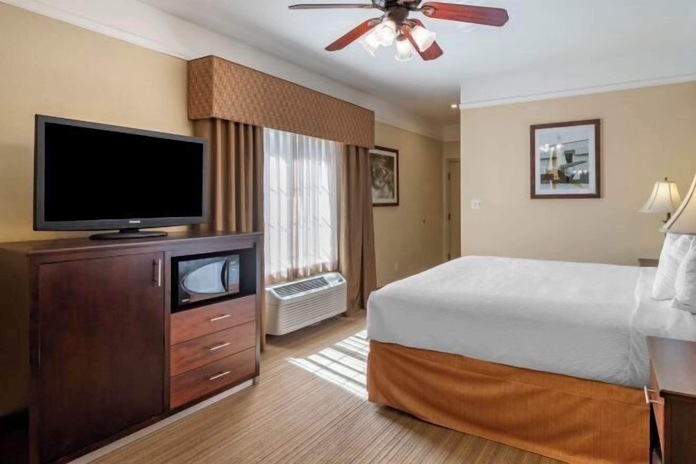 Materassi a doppio strato, una cassaforte in camera, una scrivania