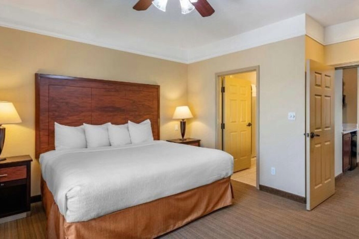 Pillowtop beds, in-room safe, desk, laptop workspace