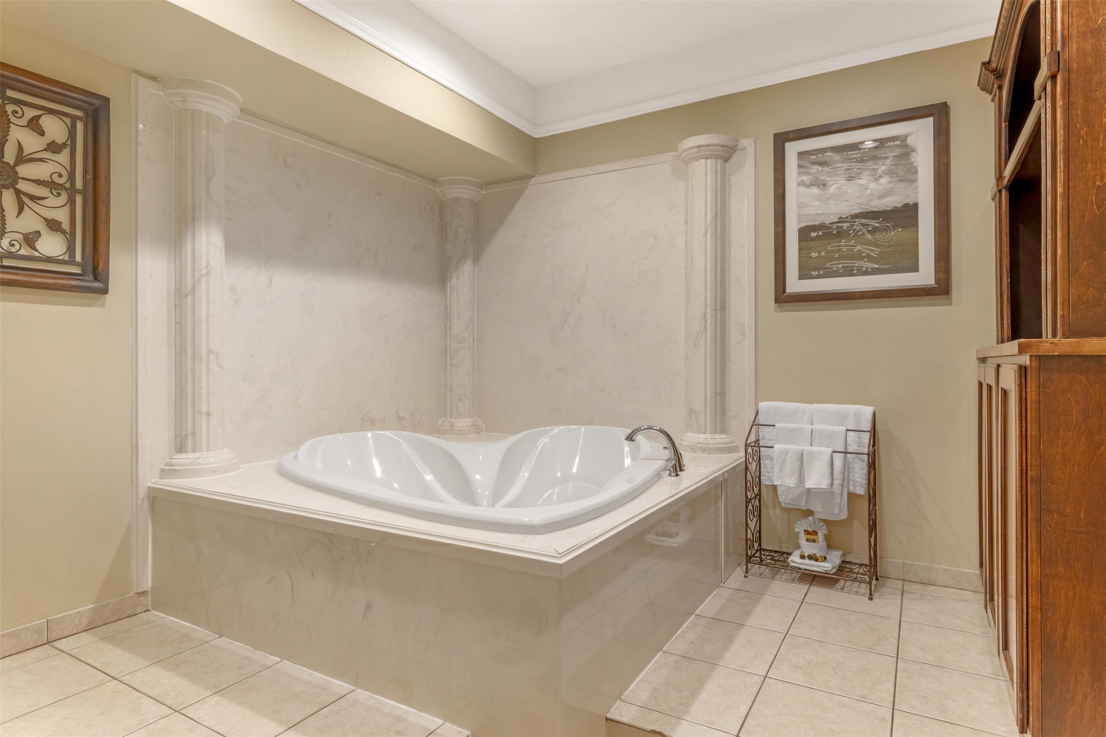 honeymoon suite, 1 king bed, non smoking, jetted tub | 1 bedroom, pillow-top beds, in-room safe, desk