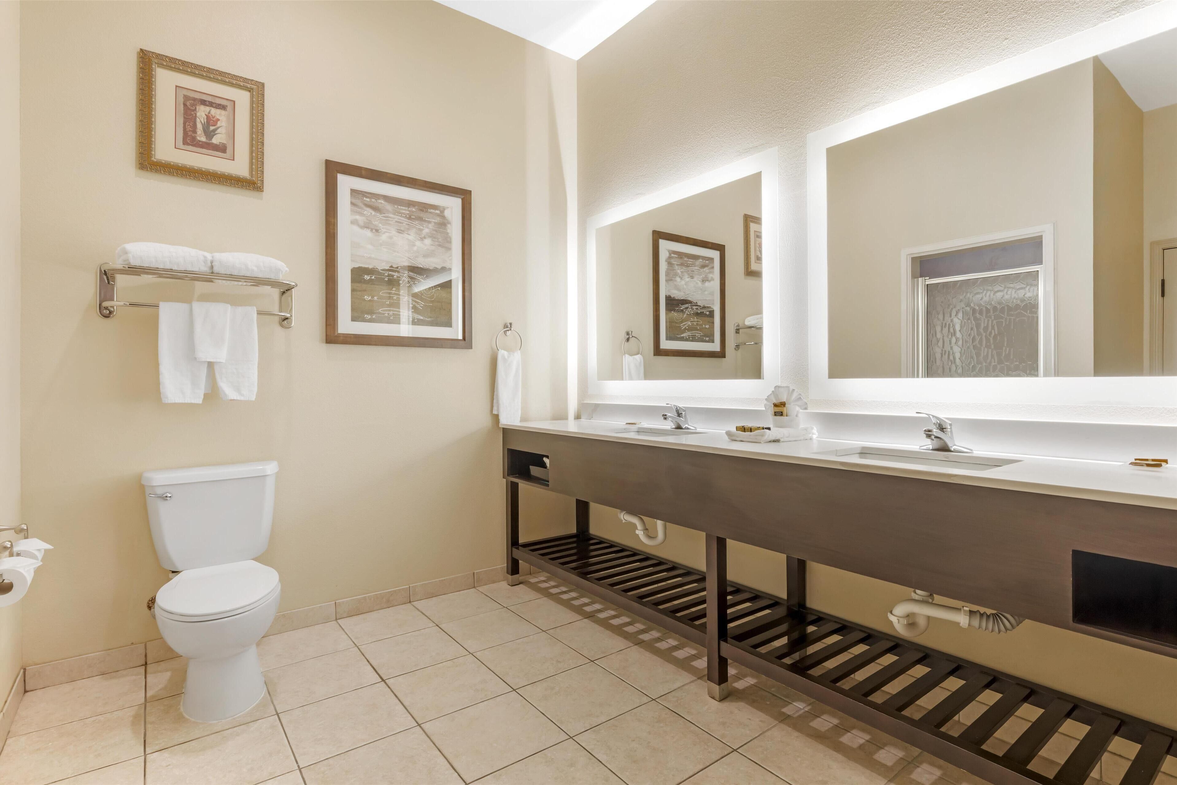 Honeymoon Suite, 1 King Bed, Non Smoking, Jetted Tub | Bathroom | Free toiletries, hair dryer, towels, soap