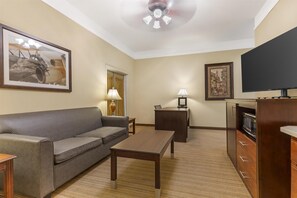 Honeymoon Suite, 1 King Bed, Non Smoking, Jetted Tub | Pillowtop beds, in-room safe, desk, laptop workspace