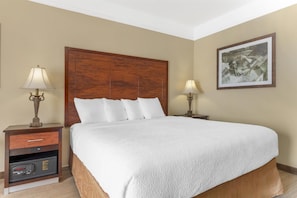 Standard Room, 1 King Bed, Accessible, Refrigerator & Microwave (Walk-in Shower) | Pillowtop beds, in-room safe, desk, laptop workspace
