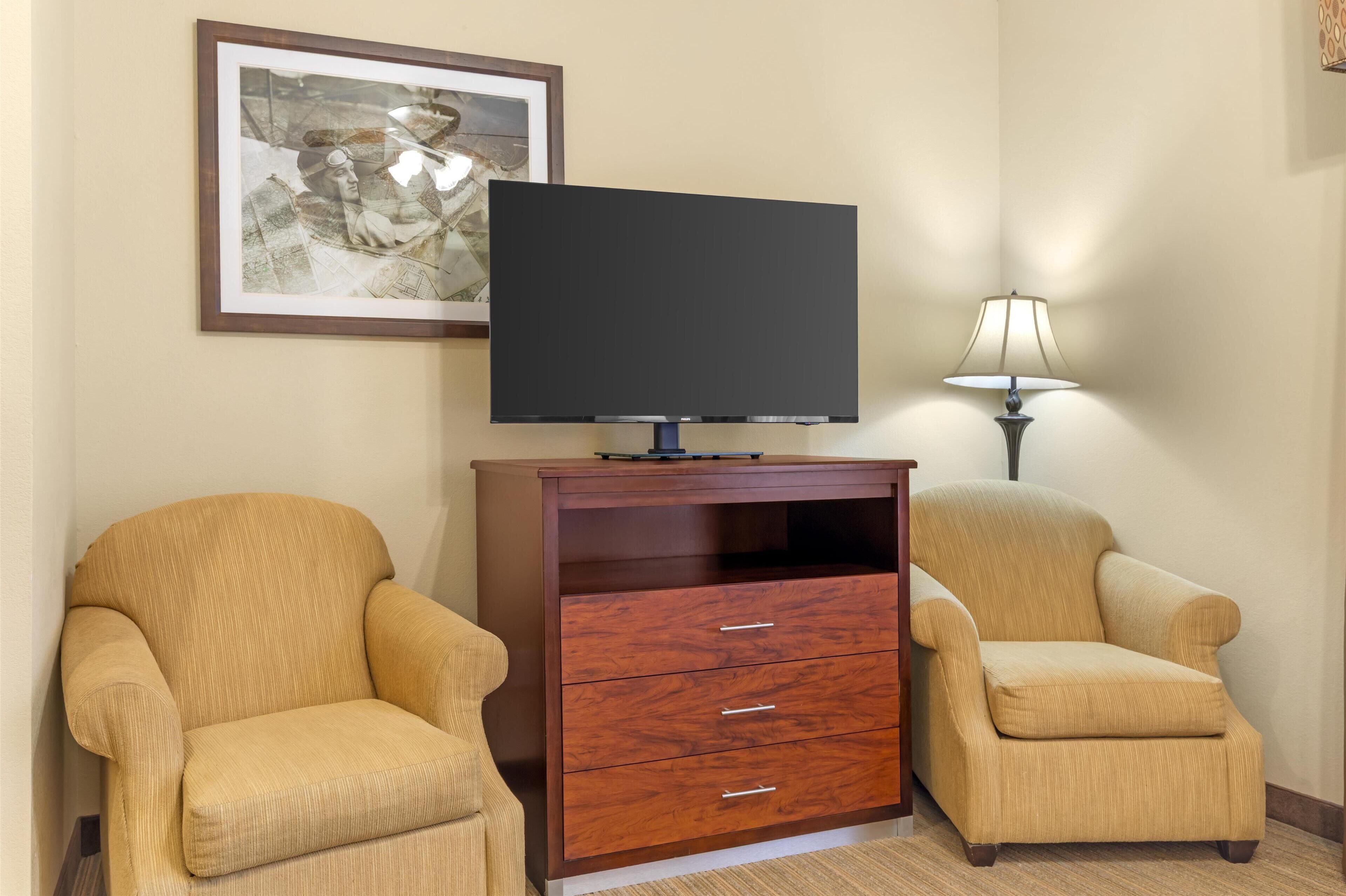 suite, 1 king bed with sofa bed, non smoking, refrigerator & microwave (with sofabed) | 1 bedroom, pillow-top beds, in-room safe, desk