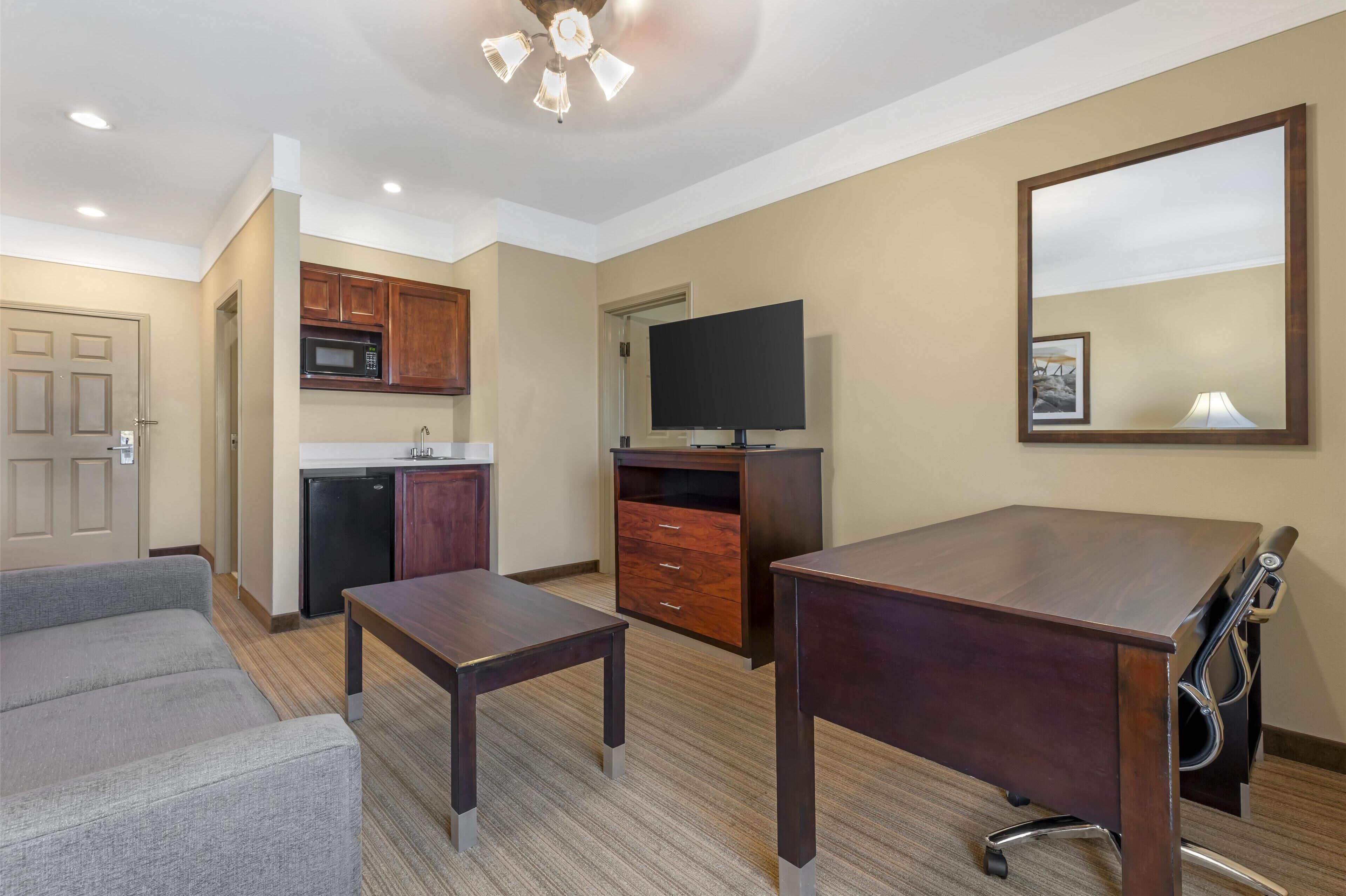 suite, 1 king bed, accessible, non smoking (walk-in shower;with sofabed) | 1 bedroom, pillow-top beds, in-room safe, desk