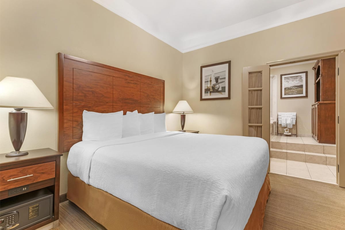 Suite Lune de Miel, 1 très grand lit, non-fumeurs, baignoire à jets | Surmatelas, coffres-forts dans les chambres, bureau