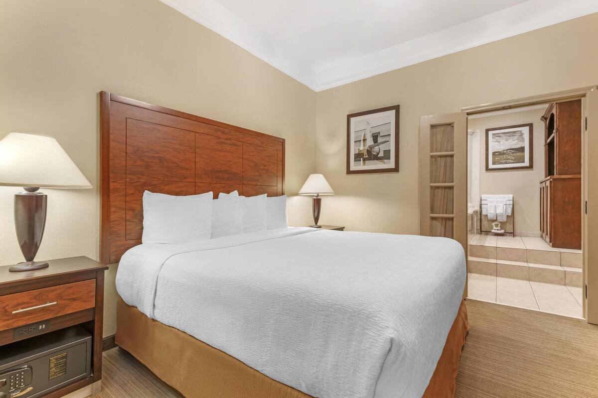 Honeymoon Suite, 1 King Bed, Non Smoking, Jetted Tub | 1 bedroom, pillowtop beds, in-room safe, desk