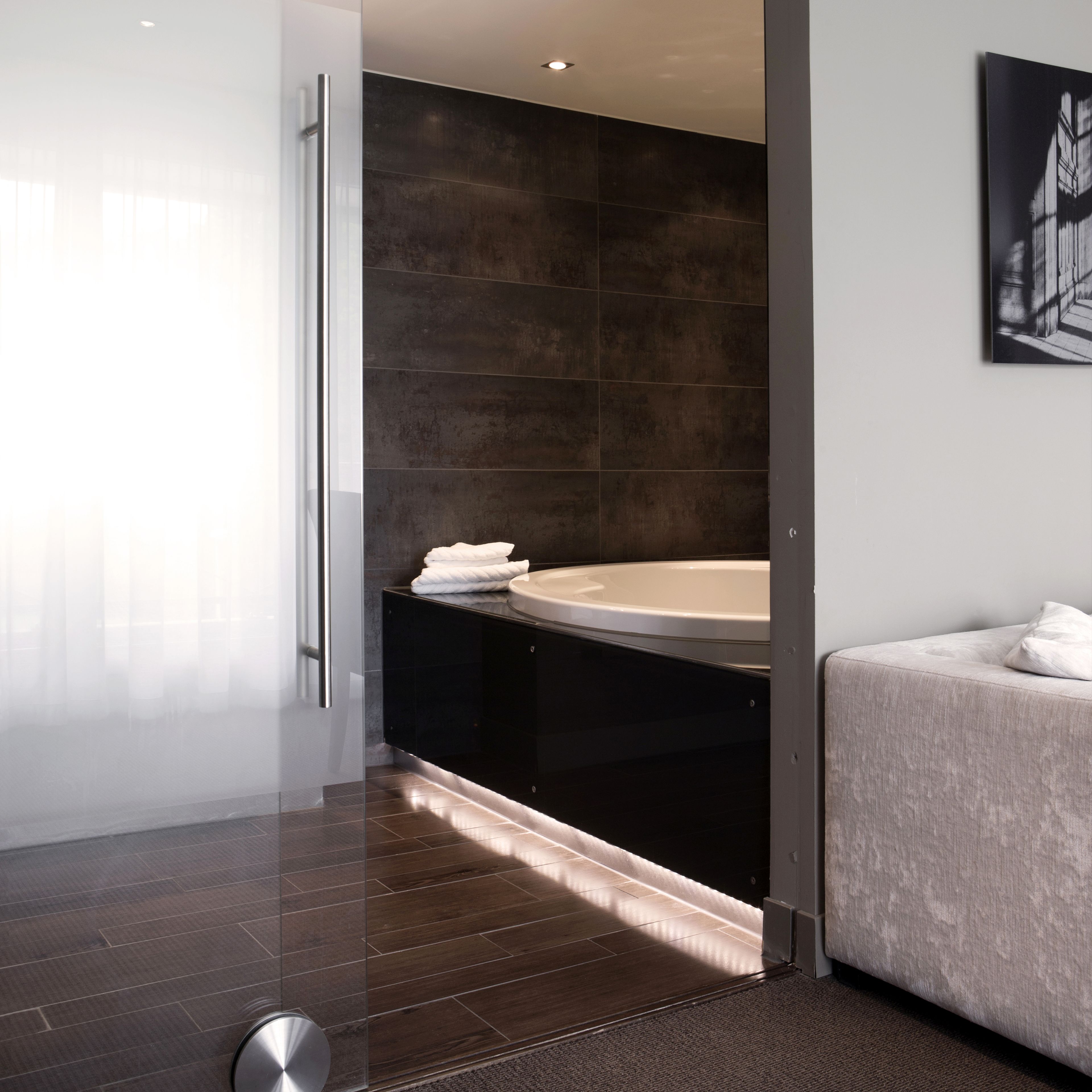 Een moderne badkamer met een douchecabine van glas, een vrijstaand bad en een ingebouwd wastafelmeubel.